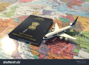 pasaporte y avion sobre mapa mundial