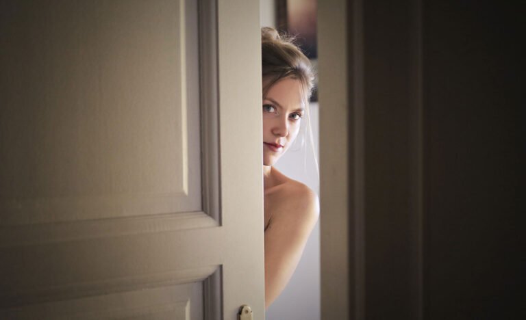 persona cerrando una puerta firmemente