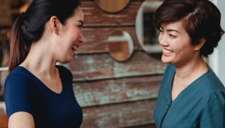 persona con expresion de respeto y dignidad