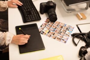 persona disenando invitacion digital en computadora