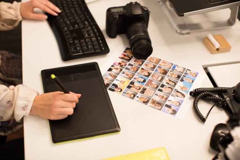 persona disenando invitacion digital en computadora