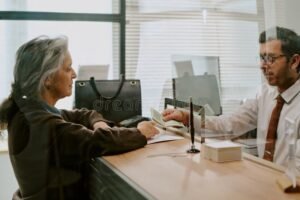persona entregando documentos en banco moderno
