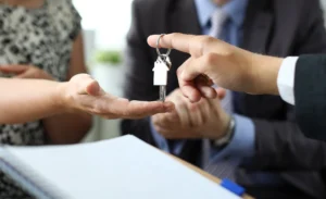 persona entregando llave de terreno legalmente