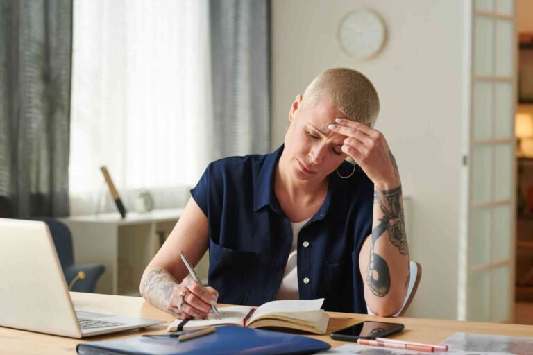 persona escribiendo carta con expresion seria