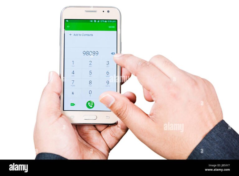 persona marcando numero en telefono movil