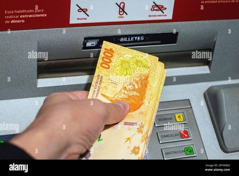 persona pagando en caja de banco argentina
