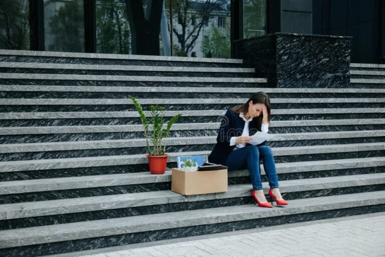 Cómo Saber Si Me Despidieron Con Causa Falsa Y Qué Hacer 8 persona preocupada leyendo carta de despido