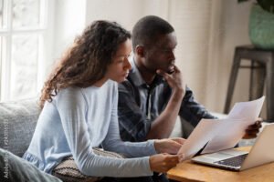 persona preocupada revisando documentos de seguro