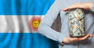 persona recibiendo dinero con bandera argentina