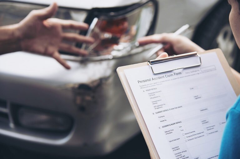 Cómo Consultar y Obtener un Informe del Registro del Automotor 10 persona revisando documentos de vehiculo automotor