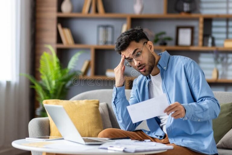 Cómo puedo saber mis aportes jubilatorios de manera sencilla 4 persona revisando documentos financieros en casa