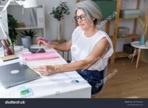 persona revisando documentos financieros en escritorio