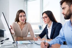 persona trabajando en oficina con computadora