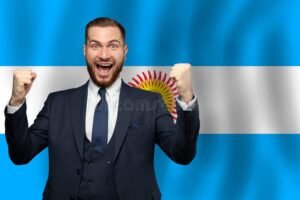 persona trabajando feliz con fondo argentino