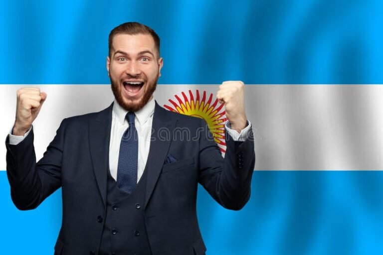 persona trabajando feliz con fondo argentino