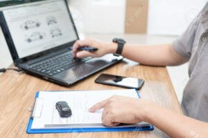 persona usando computadora para consultar datos