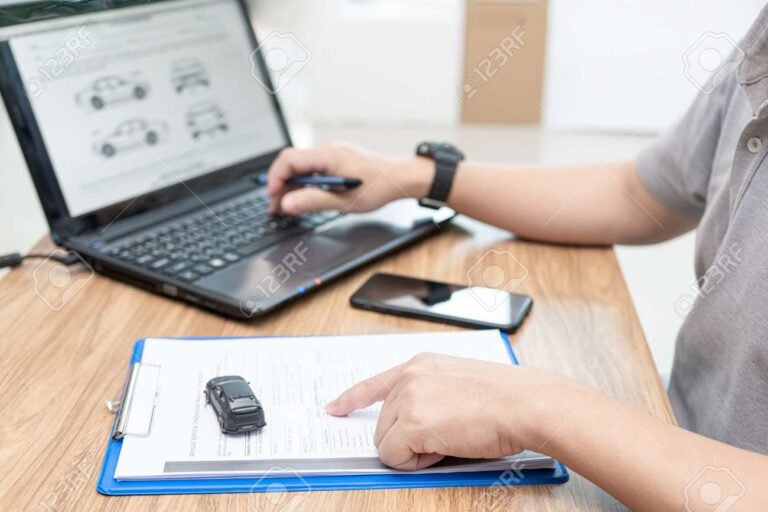 Cómo Consultar Padrones Por Nombres y Apellidos en Argentina 8 persona usando computadora para consultar datos