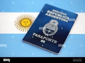 personas felices con documentos y bandera argentina