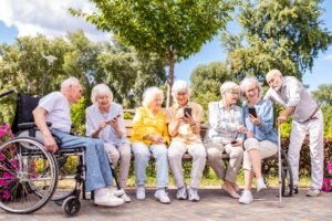personas mayores felices disfrutando al aire libre