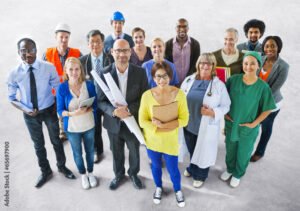 personas trabajando en diferentes profesiones variadas
