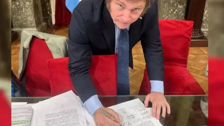 presidente argentino firmando o vetando documento politico