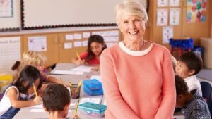 profesor mayor ensenando estudiantes en aula