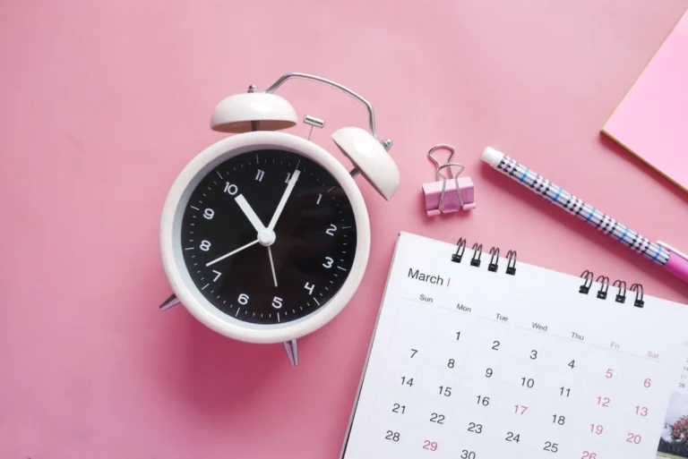 reloj calendario con hojas de vacaciones