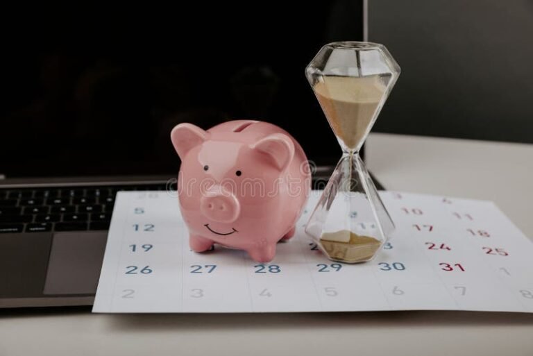 Puedo jubilarme si tengo los años de aporte pero no la edad requerida 2 reloj de arena con calendario y dinero