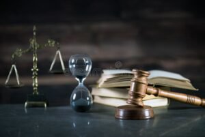 reloj de arena con fondo de carcel