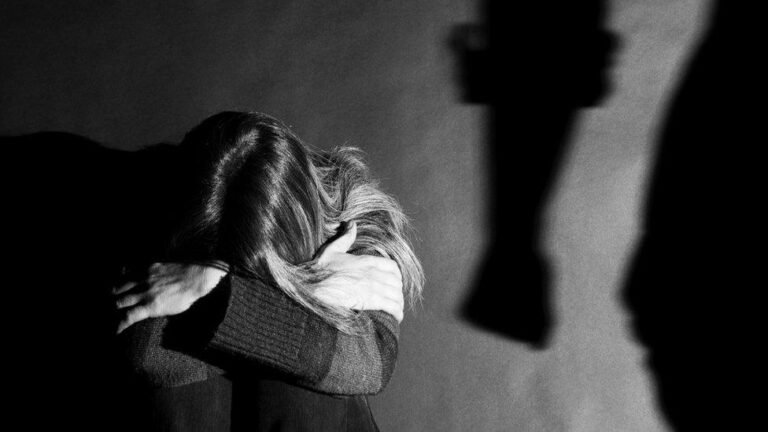 silueta de victima con sombra oscura detras