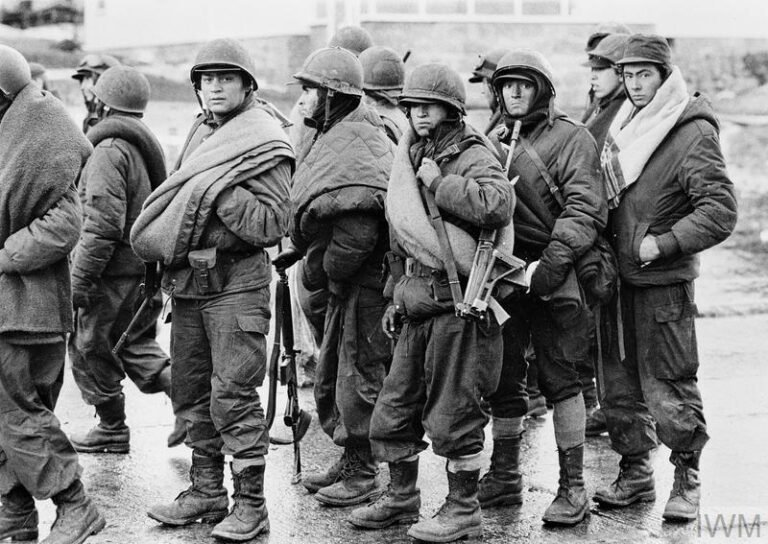 Hasta qué edad se puede ingresar al Ejército Argentino 8 soldados argentinos en formacion militar al aire libre