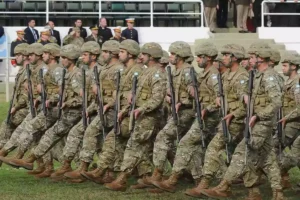soldados argentinos marchando en formacion militar