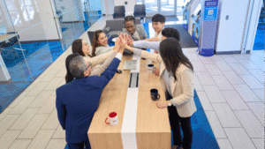 sucursal bancaria moderna con clientes atendidos