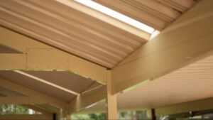 techo de patio con chapa transparente luz natural