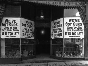 tienda cerrada con senal de prohibicion