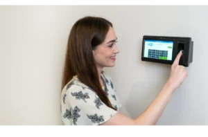 trabajador con documentacion y reloj de ingreso