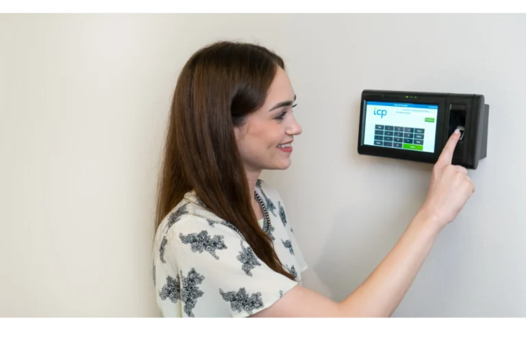 trabajador con documentacion y reloj de ingreso