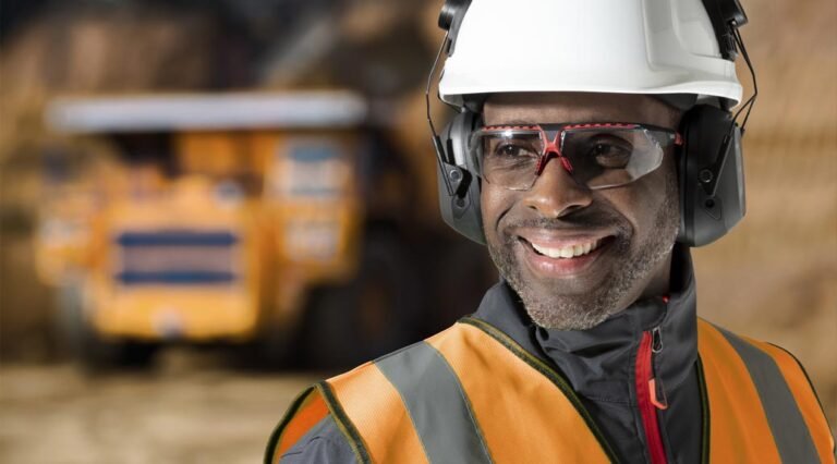 trabajadores con cascos y equipo de seguridad