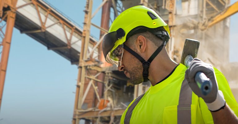 Cómo usar la ART para proteger a tus empleados en Argentina 7 trabajadores usando casco y equipo de seguridad