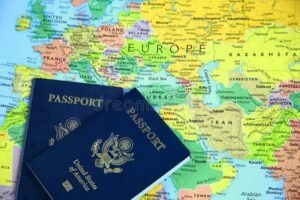 tres pasaportes superpuestos sobre mapa mundial