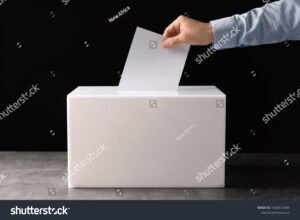urna electoral vacia con fondo oscuro 1