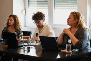 vecinos reuniendose en asamblea de consorcio