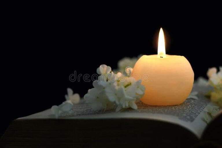 velas encendidas y flores en funeral