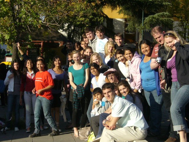 Qué es una ONG y cuáles son ejemplos reconocidos en Argentina 6 voluntarios colaborando en una ong argentina